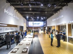 CIKB2018：运行的海尔风幕8°油烟机上立起纸牌塔