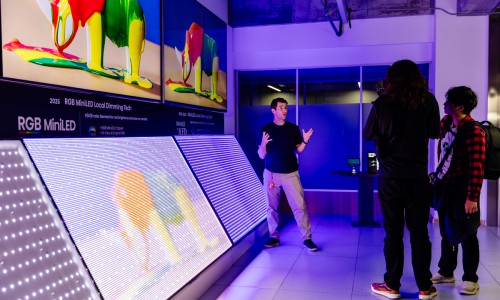 揭秘全球最先进液晶显示技术，千万粉丝博主跨越半个地球探寻RGB-Mini LED源头