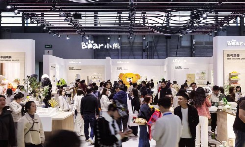 从AI产品系列到全场景布局：小熊电器AWE展示品质生活新范式